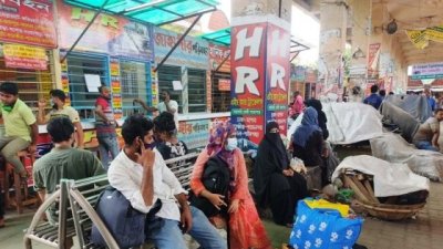 গাবতলী টার্মিনালে বাসের জন্য অপেক্ষারত কয়েকজন যাত্রী