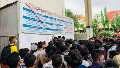 টিকিটের আশায় ঘণ্টার পর ঘণ্টা দাঁড়িয়ে রয়েছেন যাত্রীরা।