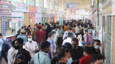 নগরীর বাস টার্মিনালগুলোতে ঘরমুখো মানুষের যথেষ্ট চাপ রয়েছে। ছবি: সাজ্জাদ হোসেন