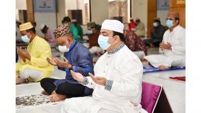 মোনাজাত করছেন আইজিপি বেনজীর আহমেদ
