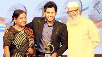 বাবা-মায়ের সঙ্গে মুশফিক