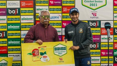 সিরিজসেরার পুরস্কার নিচ্ছেন সাকিব