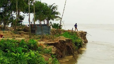 যমুনার পেটে চলে গেছে ভিটেবাড়ি