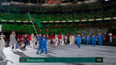 অলিম্পিকে বাংলাদেশি পতাকা হাতে আরিফুল ও দিয়া।