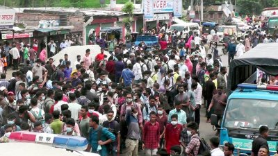 রংপুর নগরীর মডার্ন মোড় অবরোধ করে বিক্ষোভ করছেন হাজার হাজার পোশাকশ্রমিক