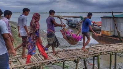 বাঁশের দোলনা হাসপাতালে নেওয়া হয় অন্তঃসত্ত্বা গৃহবধূকে
