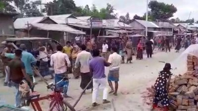 রাজীবপুরে ব্যাটারিচালিত অটোরিকশা ও সিএনজি থেকে চাঁদা আদায়কে কেন্দ্র করে শ্রমিকদের দুই পক্ষের সংঘর্ষ