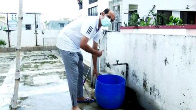 ছাদে পরিষ্কার-পরিচ্ছন্নতার কাজ করছেন মেয়র আতিক