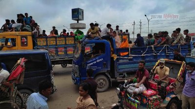 ট্রাক-পিকআপভ্যানে করে ফিরছে মানুষ