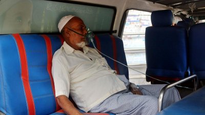 রাজধানীর হাসপাতালগুলোতে এখন স্বজনরা ছুটছেন করোনা আক্রান্ত সদস্যদের নিয়ে নিরাময়ের আশায়। কোথাও সিট আছে তো কোথাও আইসিইউ নেই। ছবিটি ঢাকা মেডিক্যাল কলেজ হাসপাতাল থেকে তোলা।