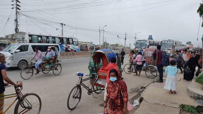 রাজধানীতে নেমেই কারখানার পথে
