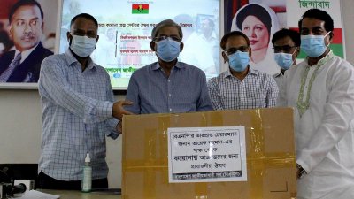 বিএনপির  ‘হেল্প সেন্টারের’ জন্য ওষুধ সামগ্রী বিতরণ করছেন নেতারা