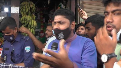 স্থানীয়রা তাকে ভুয়া পুলিশ ভেবে দোকানের মধ্যে আটকে রেখে থানায় খবর দেয়