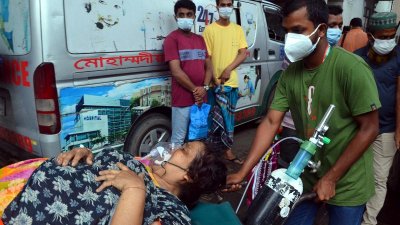 ঢাকা মেডিক্যাল কলেজ হাসপাতালের জরুরি বিভাগের সামনে সাইরেন বাজিয়ে একের পর এক অ্যাম্বুলেন্স এসে থামছিল। সারিবদ্ধ অ্যাম্বুলেন্সের ভেতরে শুধু শ্বাসকষ্টের রোগী। রোগী নামিয়ে ভর্তির অপেক্ষা করছিলেন অনেকে
