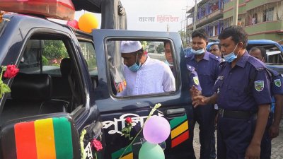 বিদায় নিয়ে অফিসারের গাড়িতে করে বাড়ি যান কনস্টেবল ফারুক