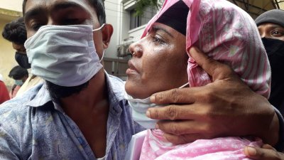 সন্তানের লাশ না পেয়ে মর্গের সামনে কান্নায় ভেঙে পড়েন হাসনাইনের বাবা-মা