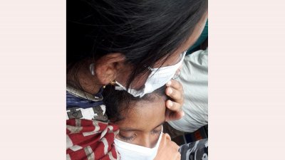 মায়ের লাশ নিতে এসে মর্গের সামনে কান্নায় ভেঙে পড়ে কিশোরী সুমাইয়া