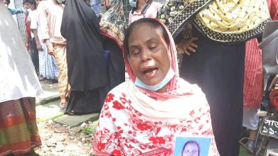 অগ্নিকাণ্ডে নিহত স্বজনের ছবি হাতে মর্গের সামনে কান্নায় ভেঙ্গে পড়েন এক নারী