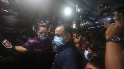 পরীমণিকে আটক করে নিয়ে যাচ্ছে র‌্যাব