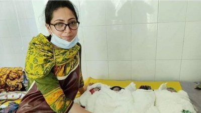 চার নবজাতকের সঙ্গে ডা. শাহিদা আক্তার রাখি