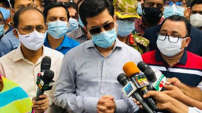 সাংবাদিকদের সঙ্গে কথা বলছেন মেয়র শেখ ফজলে নূর তাপস