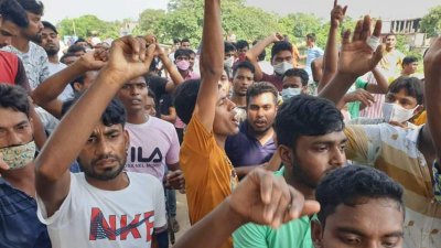 বিক্ষোভের এক পর্যায়ে শ্রমিক-পুলিশ সংঘর্ষও হয়