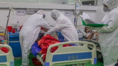 হাসপাতালে করোনা রোগীদের চিকিৎসা (ফাইল ছবি)