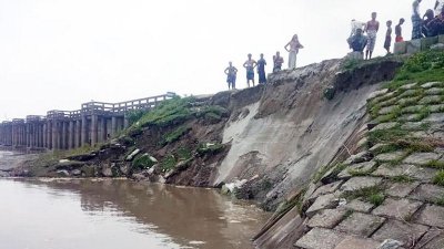 প্রবল স্রোত ও ঘূর্ণাবর্তে বানিয়াজান স্পারের ২০ মিটার ধসে গেছে