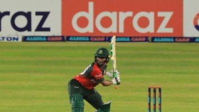 সাকিবকে ফেরালেন জাম্পা