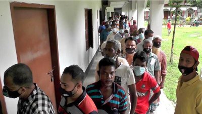 রংপুরে করোনার টিকা নিতে আসা মানুষের ভিড়