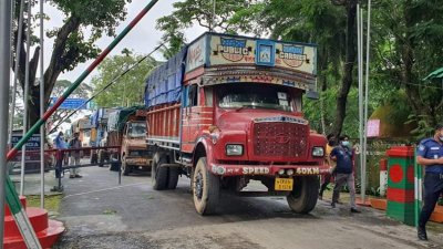 ৬৭টি ট্রাকে গমের একটি চালান স্থলবন্দরে পৌঁছে