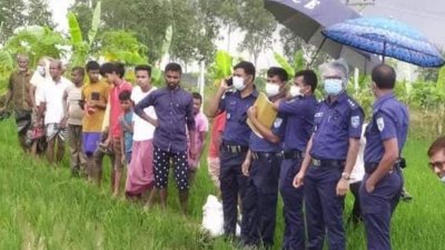 হিলির চন্ডিপুর-বৈগ্রাম সড়কের পাশের ধানক্ষেত থেকে লাশটি উদ্ধার করা হয়
