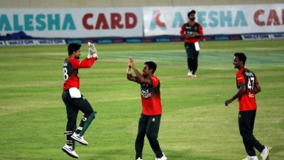 মোস্তাফিজের জাদু চলছেই