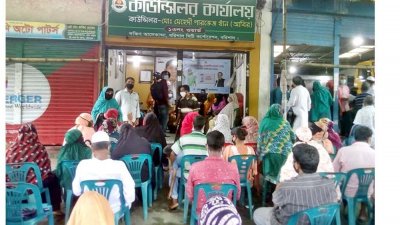 সিটি করপোরেশন এলাকায় টিকা নিতে আসা মানুষের ভিড়