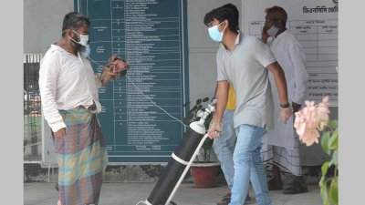 করোনাভাইরাসে আক্রান্ত রোগী নিয়ে হাসপাতাল থেকে হাসপাতালে ছোটাছুটি করছেন স্বজনরা। ঢাকা মেডিক্যাল কলেজ হাসপাতালের সামনে থেকে তোলা ছবি।