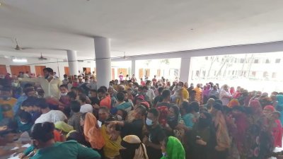 গণটিকাদান কেন্দ্রে স্বাস্থ্যবিধি উপেক্ষিত