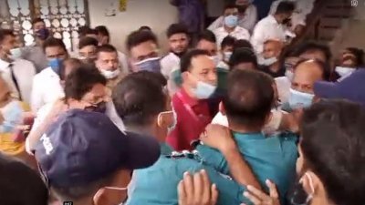 পুলিশের সঙ্গে সাংবাদিকদের হট্টগোল