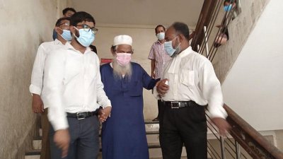 পরীমণি সবকিছু মানুষকে দান করে দিয়েছেন, দাবি নানার