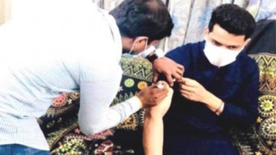 বাসায় বসে করোনার টিকা গ্রহণ