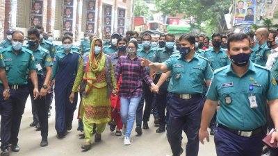 আদালতে অঝোরে কান্না, বাইরে ক্ষোভ পরীমণির