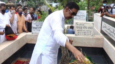 বাবা-মা ও ভাইয়ের কবর জিয়ারত করতে যান শামীম ওসমান