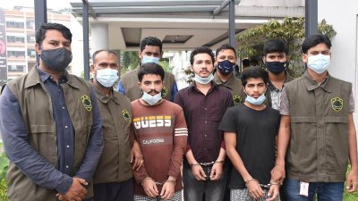 সিটিটিসি’র হাতে গ্রেফতার জাহিদ হাসান (মাঝ খানে শার্ট পরিহিত)