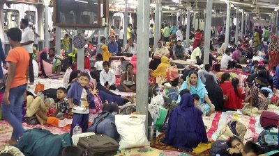 যাত্রীদের অধিকাংশের মুখে ছিল না মাস্ক