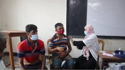 মিরপুরের কল্যাণপুর গালর্স স্কুলের টিকা কেন্দ্রে টিকা নিচ্ছে মানুষ