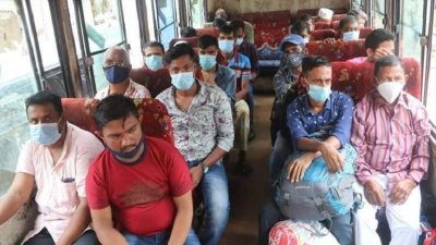 বাসে উপেক্ষিত স্বাস্থ্যবিধি।