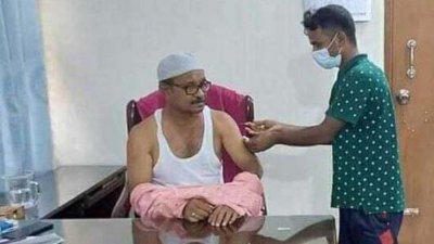 ঘরে বসে টিকা নিচ্ছেন উপজেলা চেয়ারম্যান লুৎফর হায়দার রশিদ ময়না
