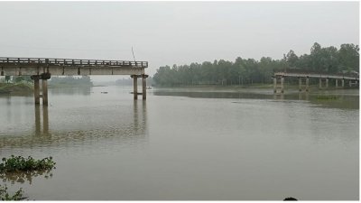 সেতুটি গত বছর বন্যার পানির তোড়ে ভেঙে পড়ে