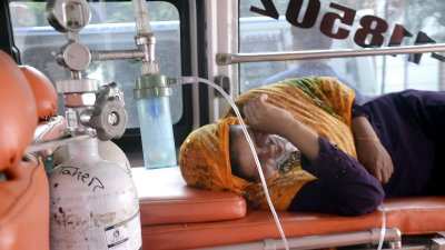 করোনা সংক্রমণ ও মৃত্যু কমছেই না। চিকিৎসার জন্য আক্রান্তদের নিয়ে হাসপাতালে ছুটছেন স্বজনরা। ঢাকা মেডিক্যাল কলেজ হাসপাতাল থেকে তোলা।