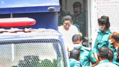 প্রিজনভ্যান থেকে নামছেন পরীমণি/ ছবি: সংগৃহীত