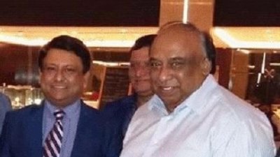 মারা গেছেন আবাহনীর পরিচালক আহমেদ ফয়জুর রহমান (ডানে)